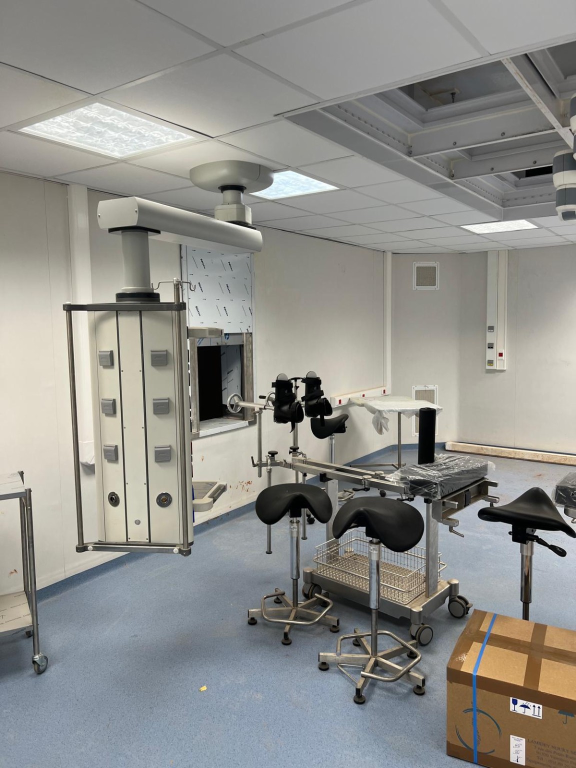Potence médicale et table d'opération